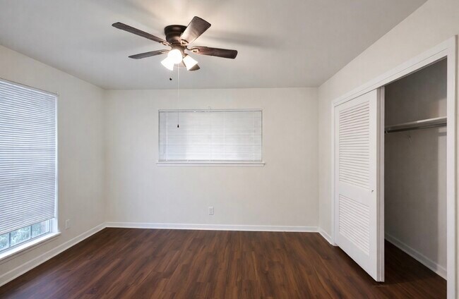 Building Photo - 205 E Crestmont Dr