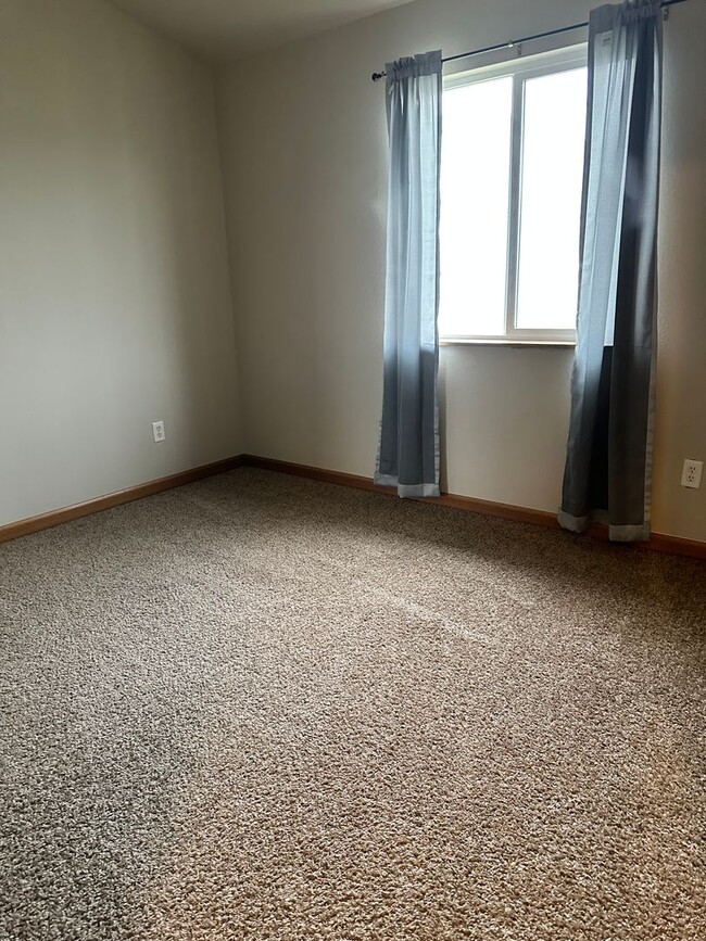 Building Photo - Centrally Located 2 Bedroom 1.5 Bathroom T...