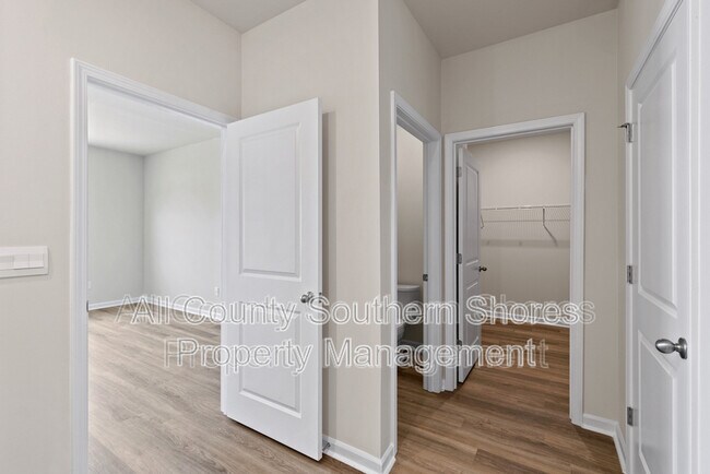 Building Photo - 215 Konik St