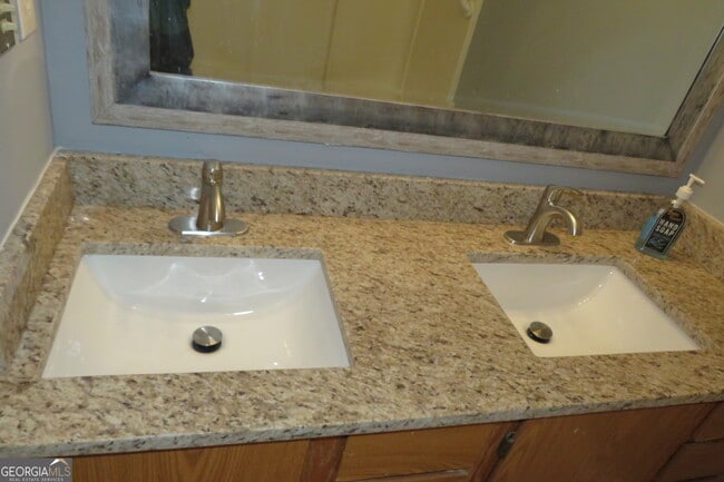 Building Photo - 1105 Hampton Rd