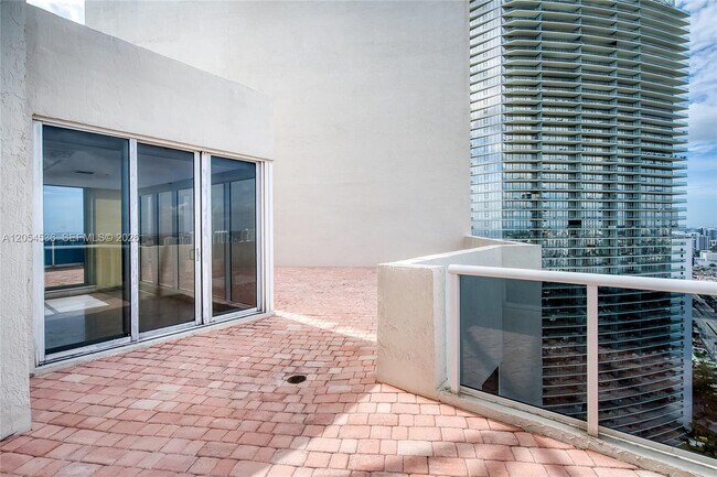 Building Photo - 19111 Collins Ave