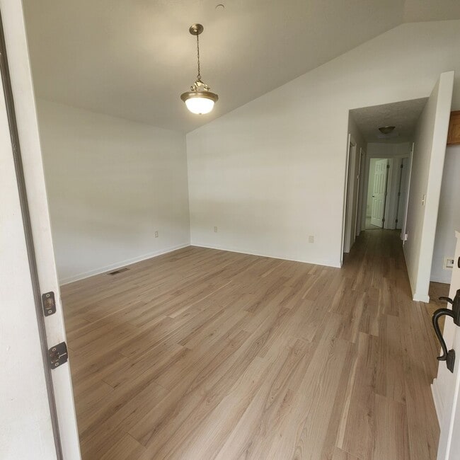 Building Photo - 3 Bedroom House Available in Quiet Astoria Neighborhood!