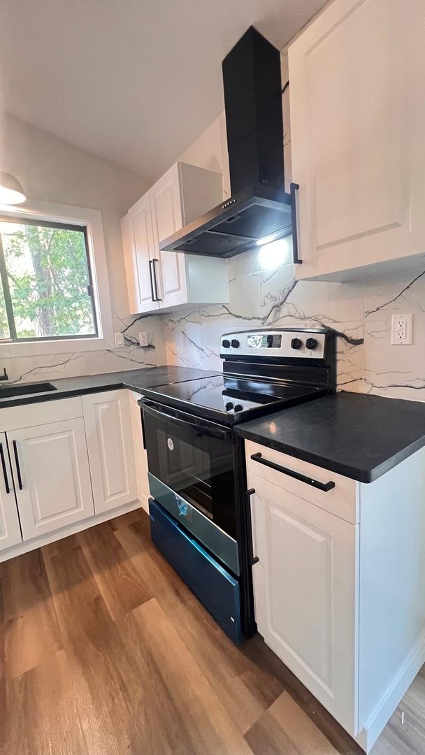 Building Photo - Stylish 2-Bed Carrboro Home with Private Patio