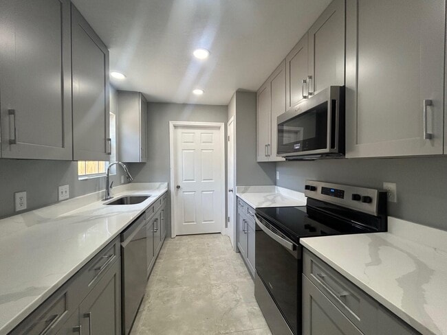 Building Photo - 7923 Oak Forest Dr