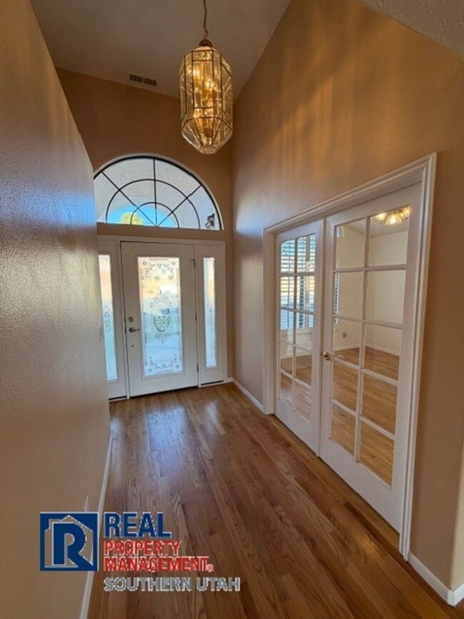 Building Photo - Golf Course Home