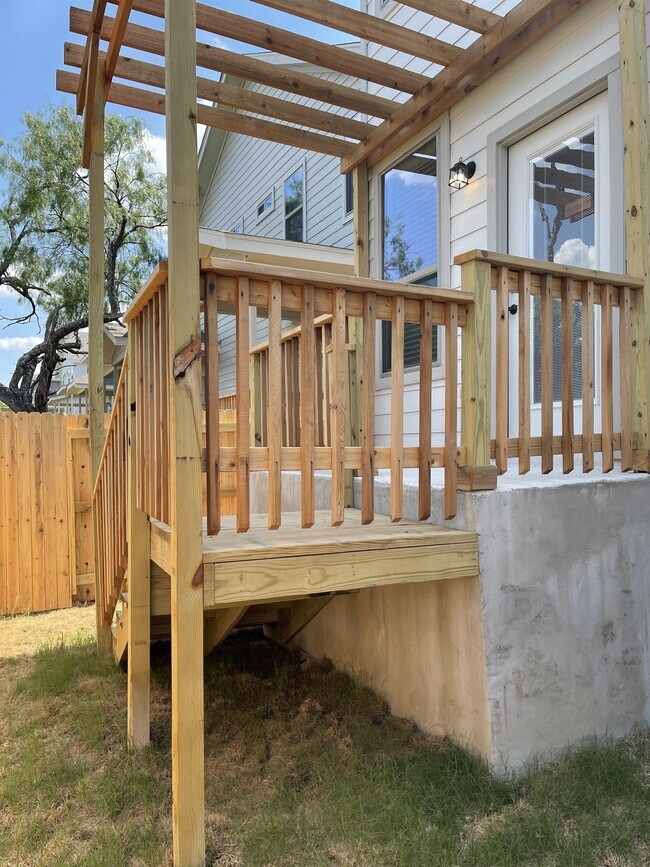 Building Photo - 2202 Sandlewood Cv