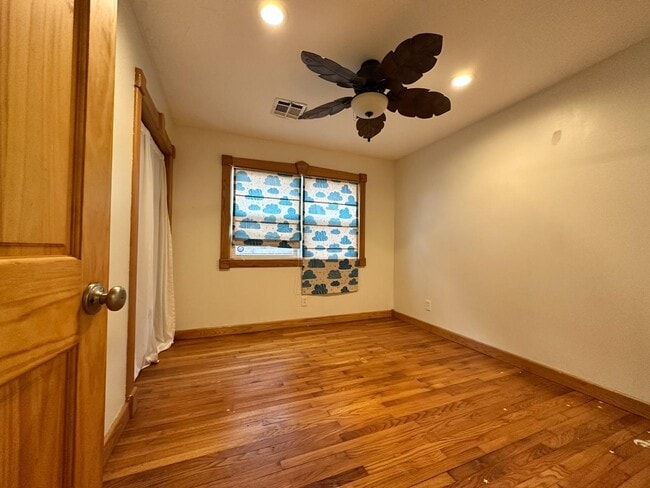 Building Photo - 2833 Kent Dr