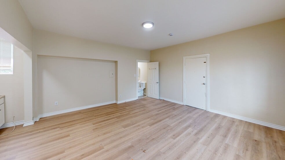 Interior Photo - 405 N Soto St