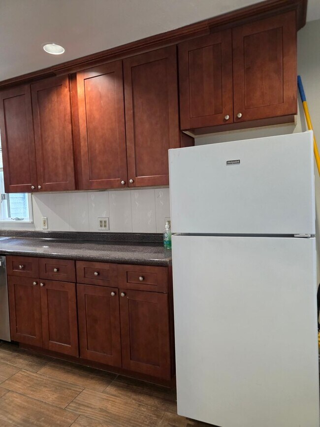 Building Photo - No Brokers Fee, In-Unit Laundry, Eat-in Kitchen, Large bedrooms, 3 Full Bathrooms