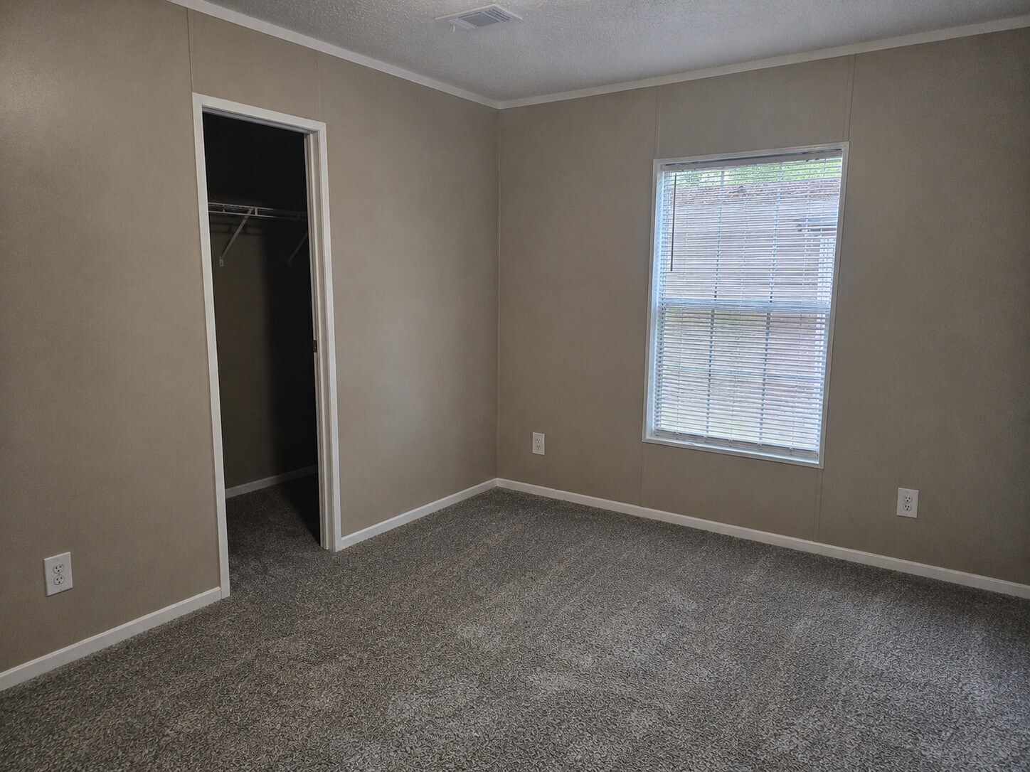 Building Photo - 2914 Vern Dr