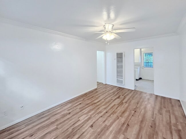 Building Photo - Renovated 1B/1BA w/ Walk-In Closet & On-Si...