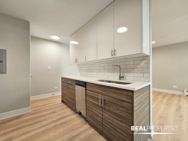 Building Photo - 1 bedroom in CHICAGO IL 60657