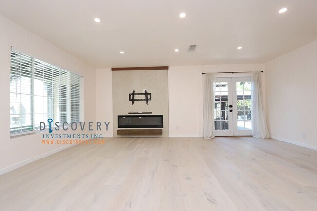 Building Photo - Your Ideal Mid-Century Modern Retreat Comi...