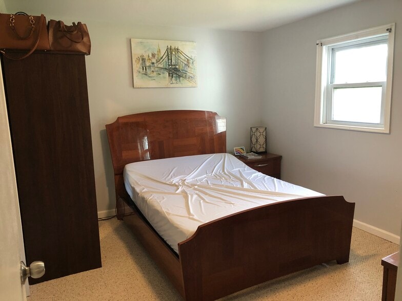 Larger Bedroom - 4306 Elmwood Dr