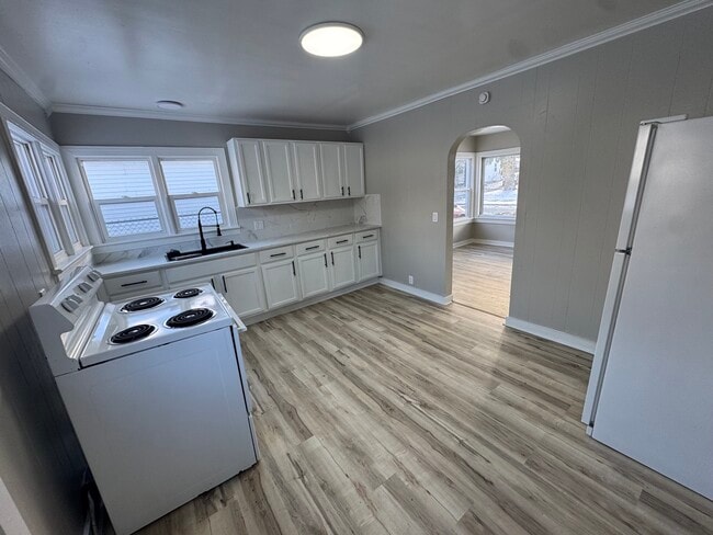 Building Photo - 704 E Walnut St