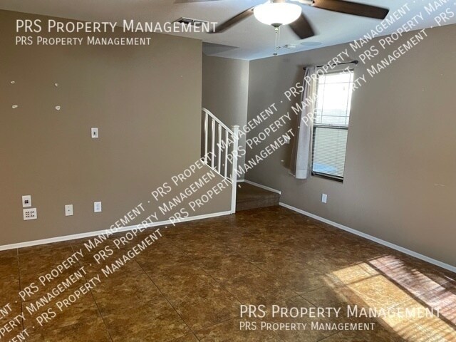 Building Photo - Just Listed !!