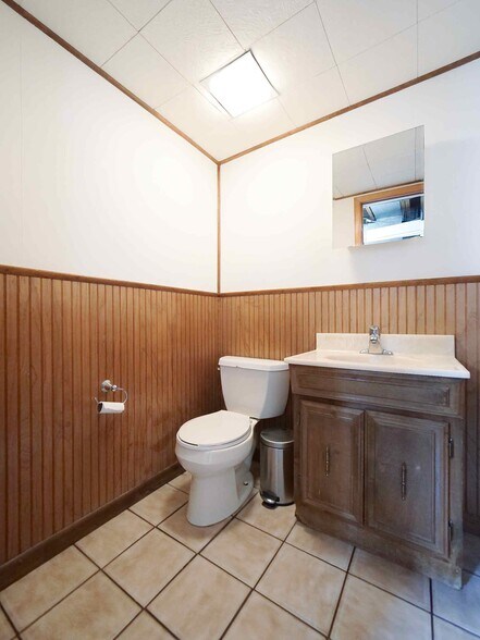 Half bath - 10107 Lawrence Ct