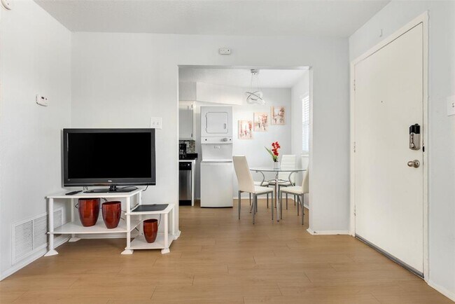 Building Photo - 2401 Manor Rd