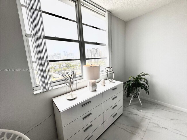 Building Photo - 500 Bayview Dr