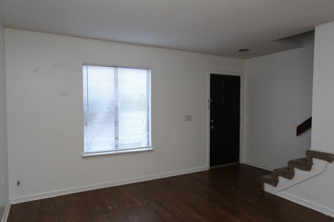 Building Photo - Spacious Townhome Available Today!