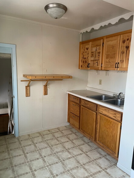 Building Photo - 526 1/2 E 7th St