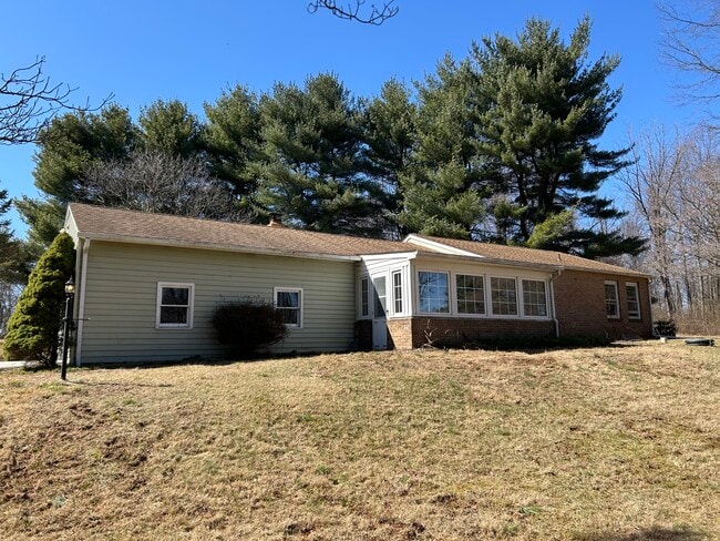 Building Photo - 137 Davis Rd