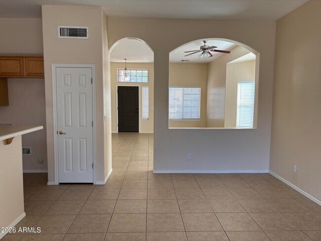 Building Photo - 628 E Ranch Rd