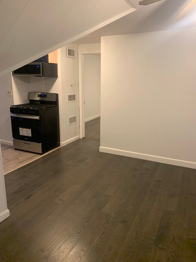 Building Photo - 16 Hillcrest Cir