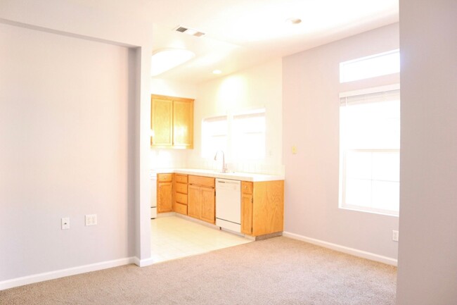 Building Photo - Spacious 3-bedroom townhome in the Liberty...