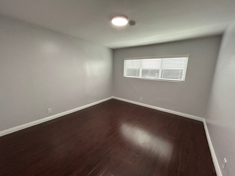 Bedroom - 325 S Doheny Dr