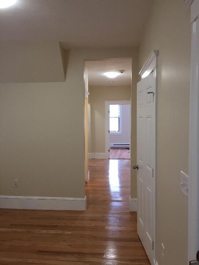 Building Photo - No brokers Fee. Central Mission Hill Locat...