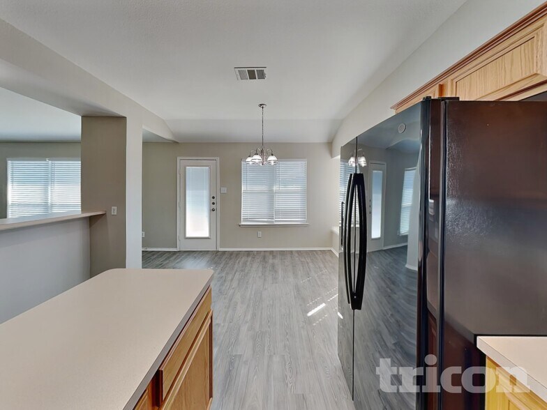 Building Photo - 304 Wooded Way