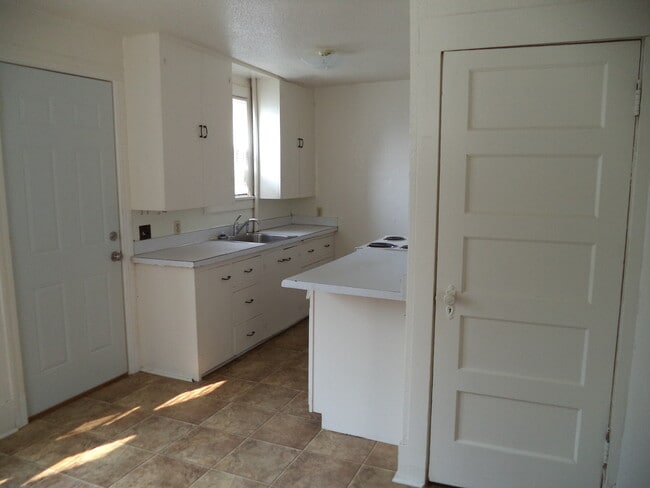 Building Photo - 1216 House in Northeast Minot! Pet Friendly!