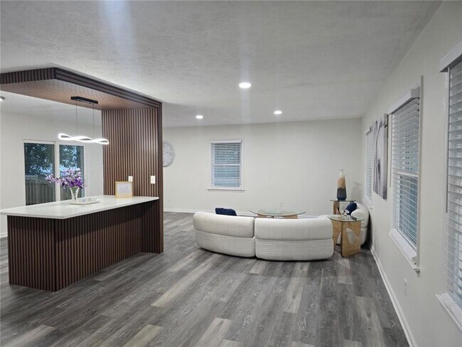 Building Photo - 4675 Lincoln Way SW