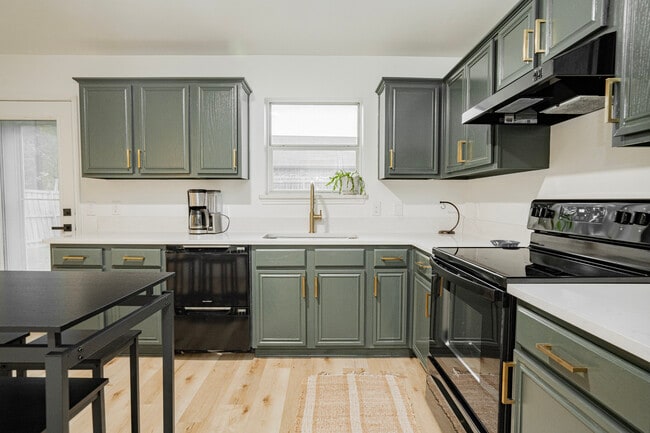 Building Photo - 323 Celia Cir