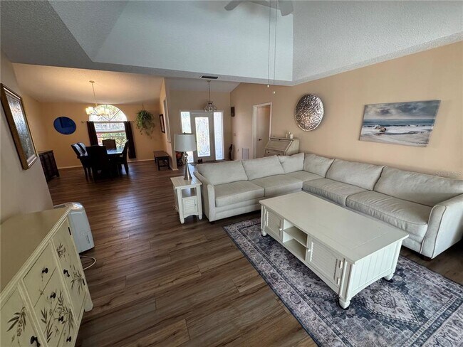 Building Photo - 549 Warwick Ln