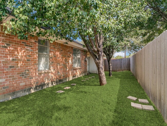 Building Photo - 980 Meadow Cir S