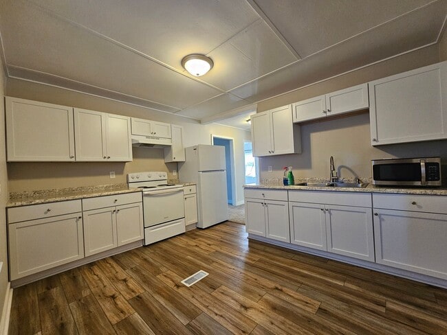 Building Photo - 2 bed 1 bath with Garage