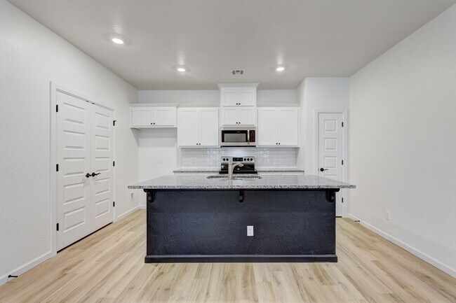 Building Photo - Stunning Brand New Duplex with Private Backyard in Edmond!