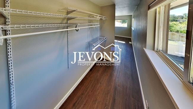 Building Photo - Near Randall Park - Charming home with two kitchens and washer/dryer included!