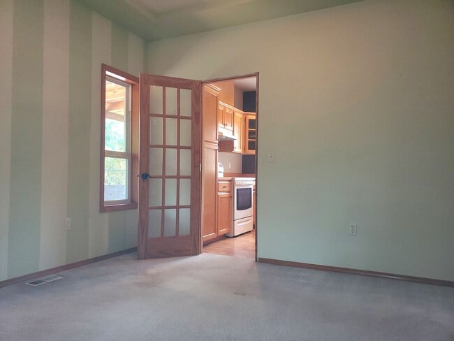 Building Photo - Short Term Lease Available