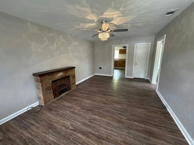 Building Photo - 704 Covington Ave