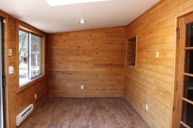 Building Photo - 903 Green Ln