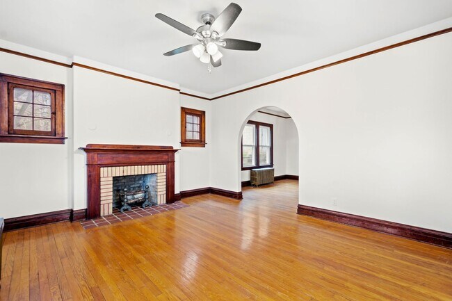 Building Photo - AVAILABLE FOR EARLY DECEMBER! Do not miss this HUGE 3-BEDROOM / 2-BATHROOM home in CARRICK!  SECT...