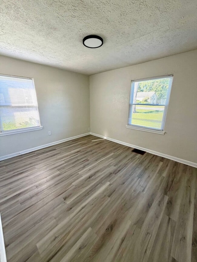 Building Photo - 56644 Crescent Dr