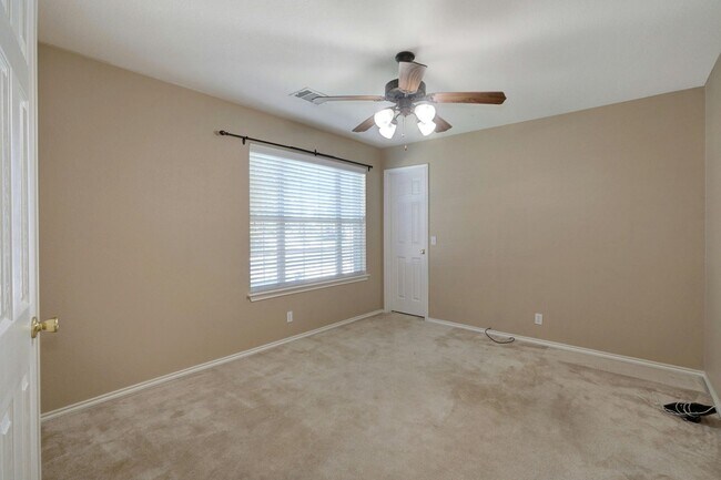 Building Photo - Spacious 4-Bedroom Gem with Office in Desi...
