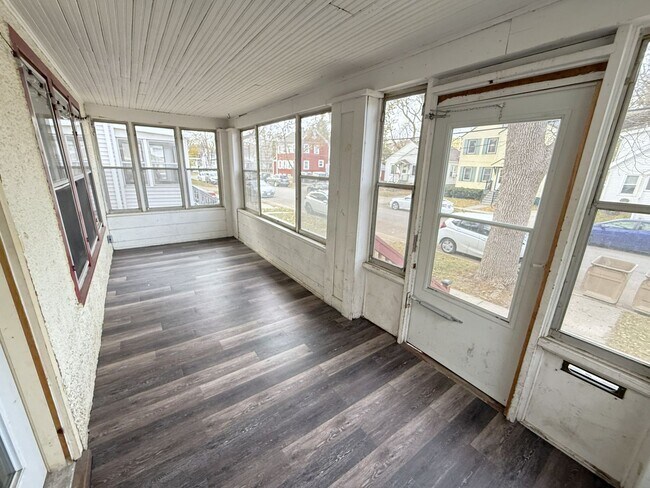 Building Photo - 1325 Milton St