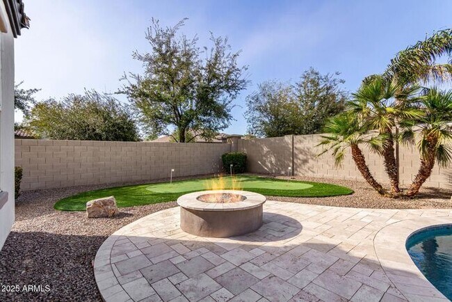 Building Photo - Stunning 4 bedroom, 3 bathroom home in the...