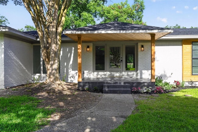 Building Photo - "Fully Remodeled 4-Bedroom Luxury Home Backing to a Greenbelt with Two Primary Suites!"