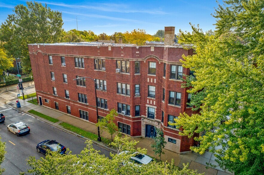 Building Photo - 2206 W Foster Ave
